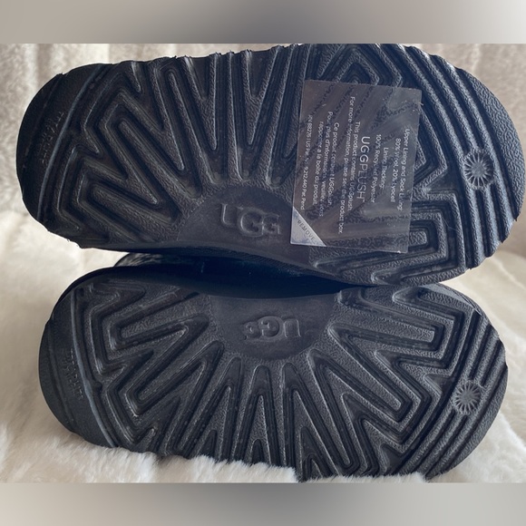New UGG boots for kids size 7 - Picture 2 of 5
